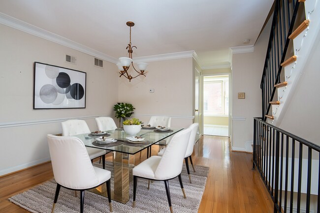 Foto del edificio - 4450 MacArthur Blvd NW