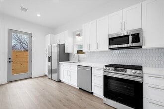 Building Photo - 2311 Solo St