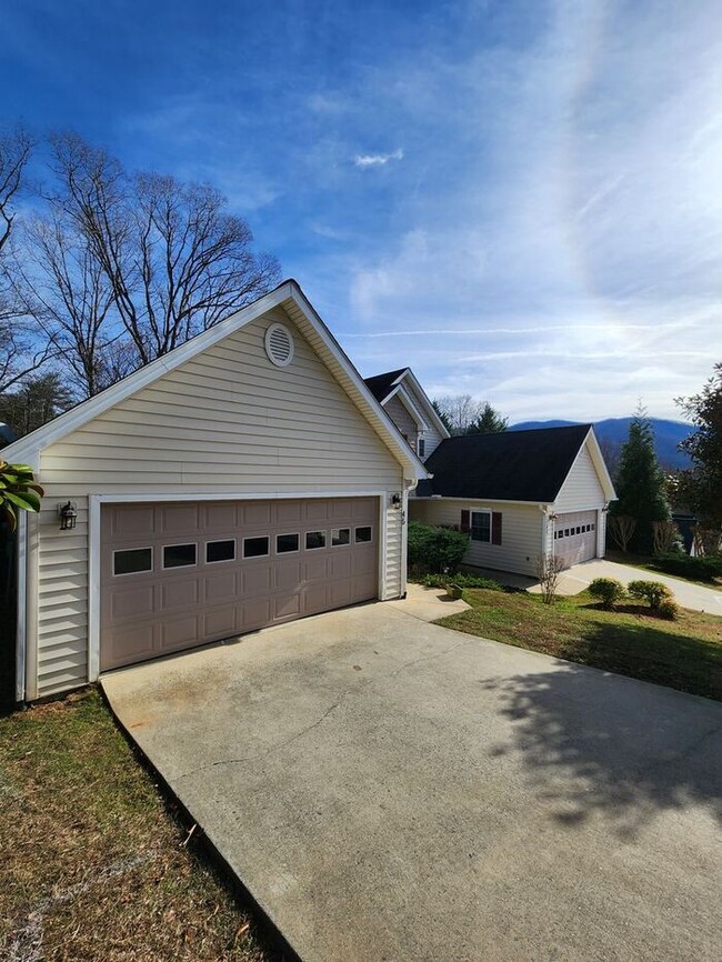 Building Photo - Spacious Townhouse Rental-Swannanoa