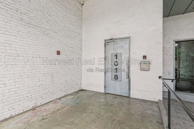 Building Photo - 1018 4th Ave