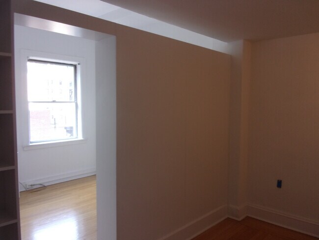Building Photo - 150 E 39th St
