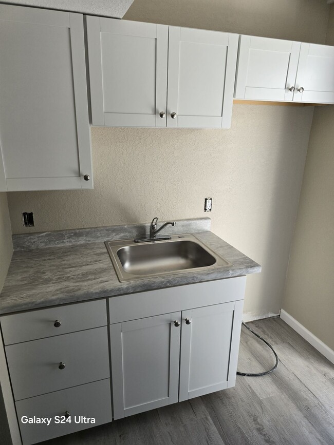 Building Photo - 108 Tacoma Rd