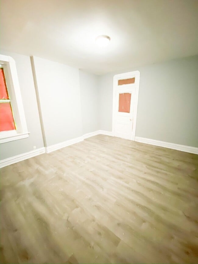 Building Photo - 2Bed 1Bath with Den!  Newly renovated!!