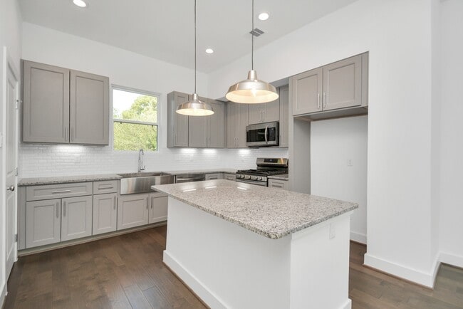 Building Photo - 420 Janisch Rd