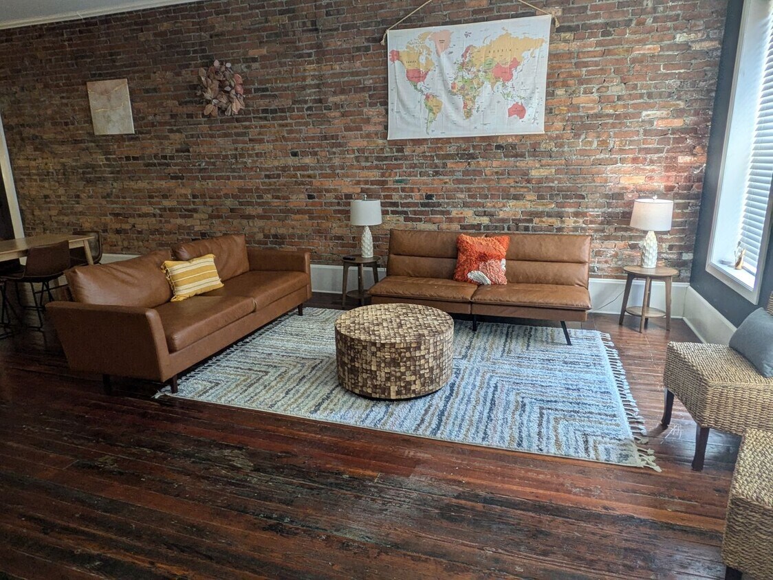 Foto principal - Cute Upstairs Down Town Apartment!