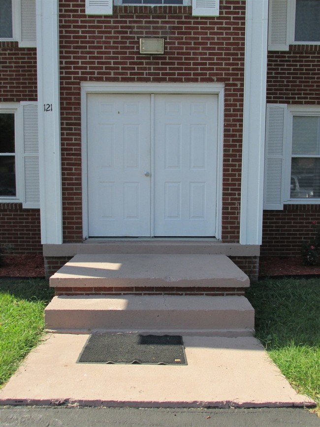 Building Photo - 121 Shawnee Trl