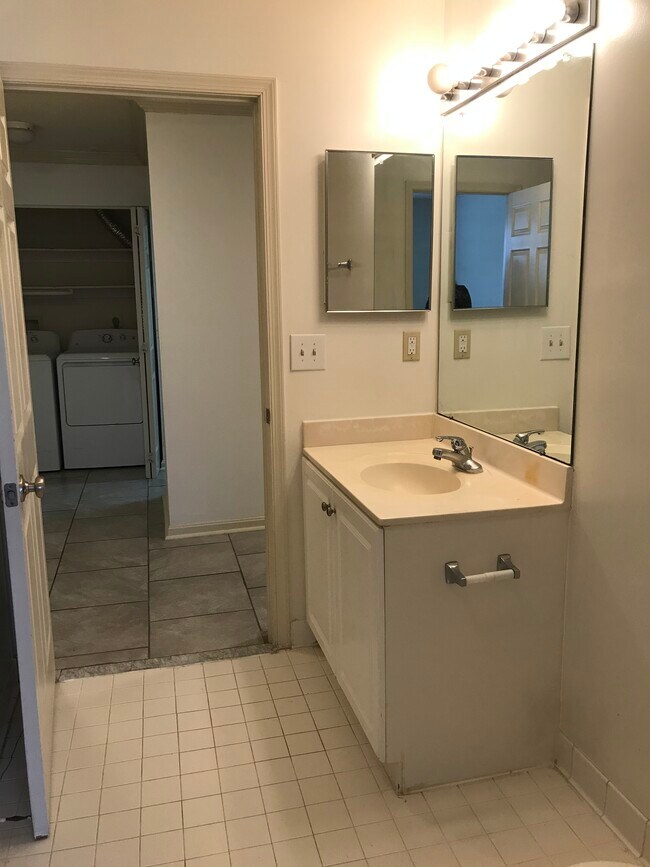 Building Photo - 10009 Vanderbilt Cir