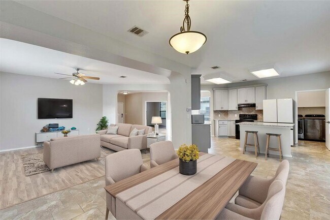 Foto del edificio - 6305 Roseborough Dr