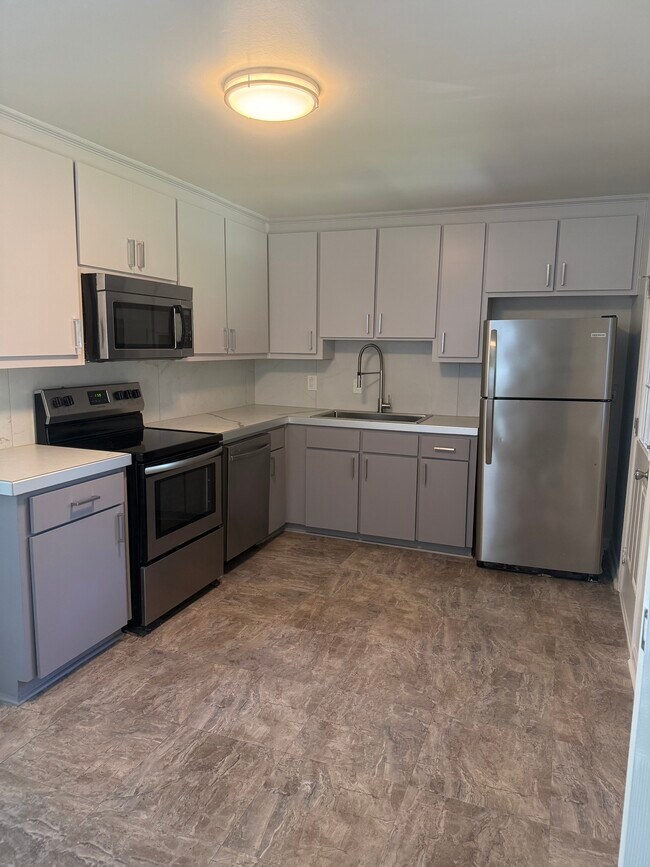 Cocina con acceso al patio trasero. - 2311 Crestview Drive
