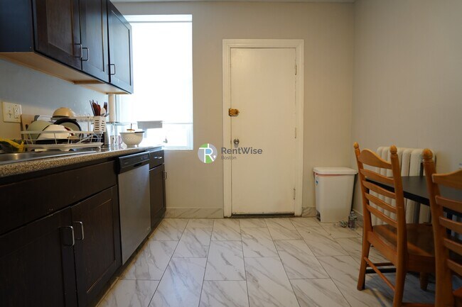 Building Photo - 146 Chiswick Rd