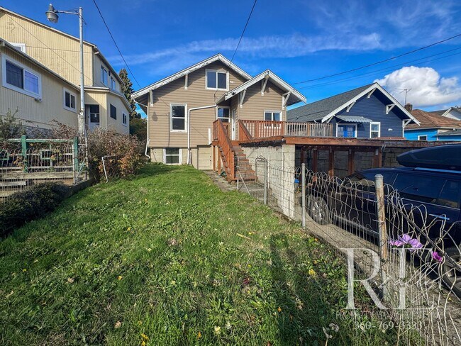 Building Photo - Light-Filled Home with Vaulted Ceilings, B...