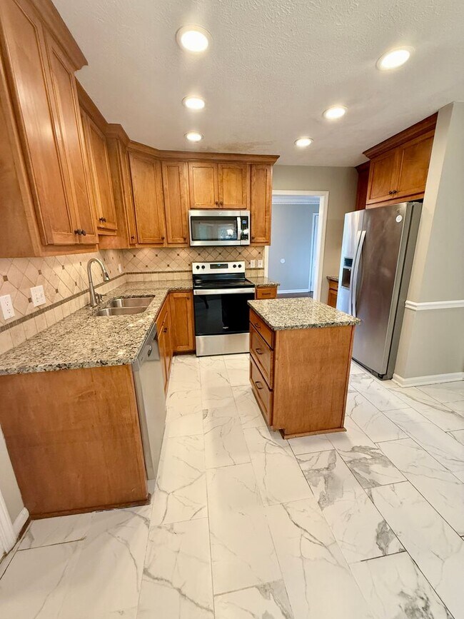 Building Photo - 3 Bedroom 2.5 Bath House + Garage + Fenced...