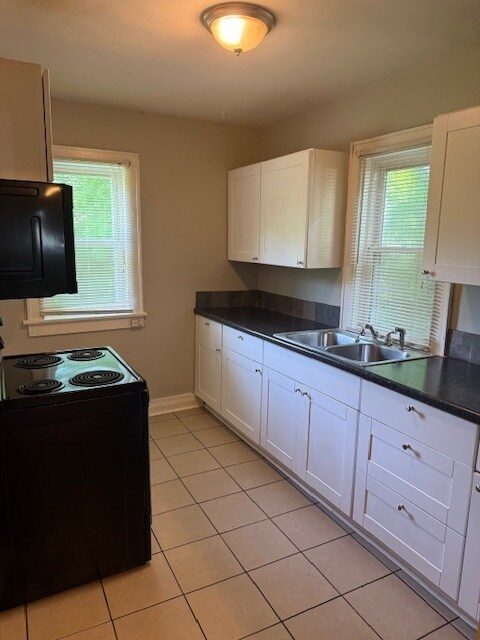 Building Photo - Adorable 2BR/1BA with spacious living area...