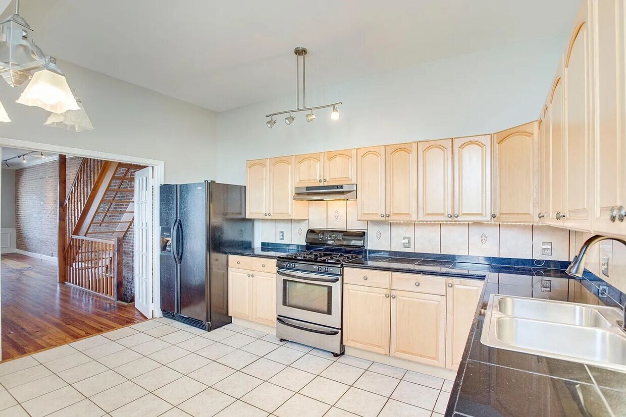Building Photo - Spacious End Unit Townhouse with Deck and Storage in Highlandtown