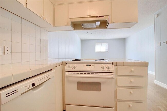Building Photo - Charming 2 Bedroom, 1 Bath Condo in Prime ...