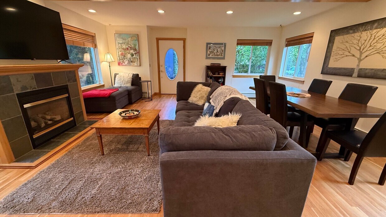 Foto principal - Beautifully maintained and updated Downtow...