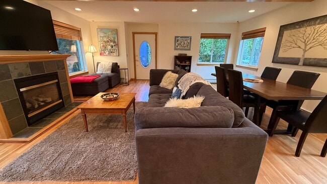 Beautifully maintained and updated Downtow... - Beautifully maintained and updated Downtow... House