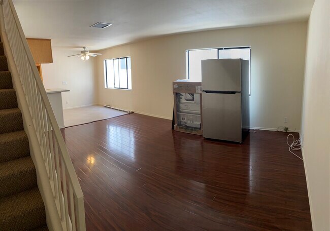 living area - 2470 Corinth Ave