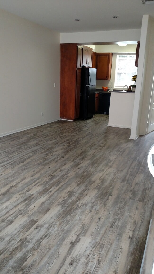 Building Photo - 4344 McLaughlin Ave