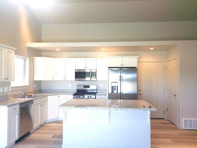 Building Photo - Newer house on corner lot of great neighbo...