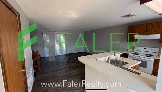Building Photo - 2 Bed, 1.5 Bath Townhome
