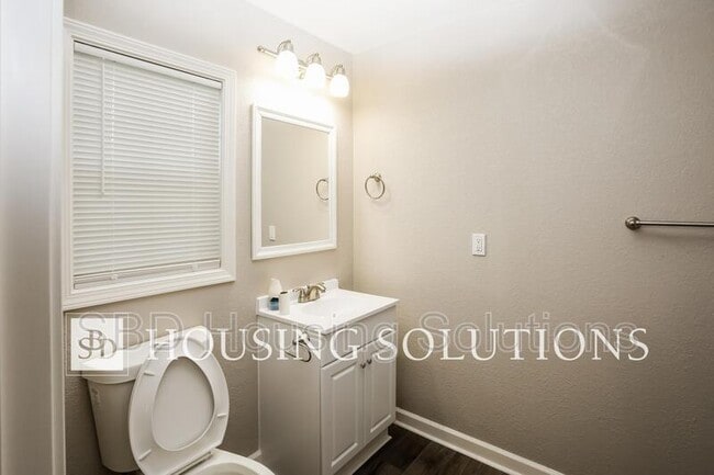 Building Photo - 1401 S Hedges Ave