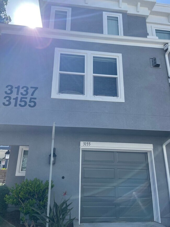 Building Photo - Beautiful and Modern Townhome in The Bay a...