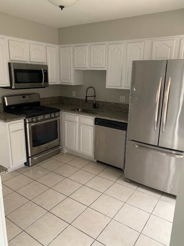 Building Photo - 15642 Golfview Dr Ct