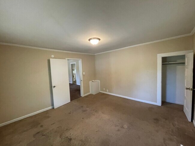 Building Photo - 3 bedroom 1 bath house available