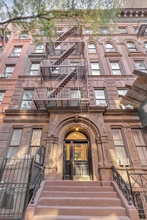 Building Photo - 358 W 45th St