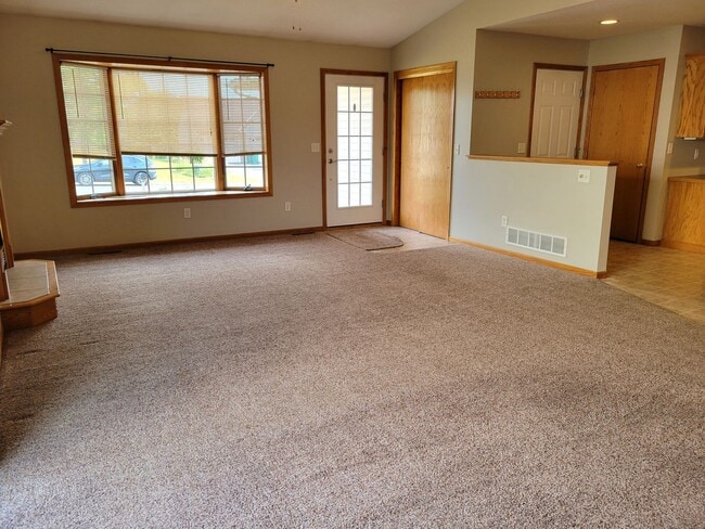Building Photo - Spacious Twin Home
