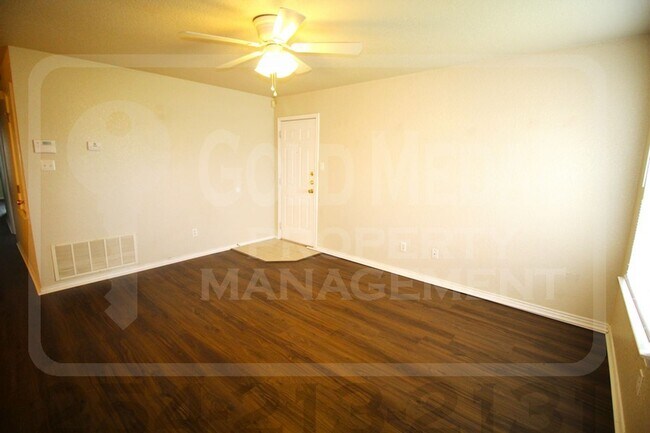 Building Photo - 2701 Alma Dr