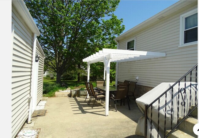 Patio off kitchen - 35 Langworthy Rd
