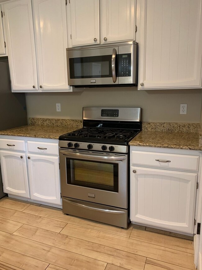 Building Photo - Two-bedroom Tri-Level Condo