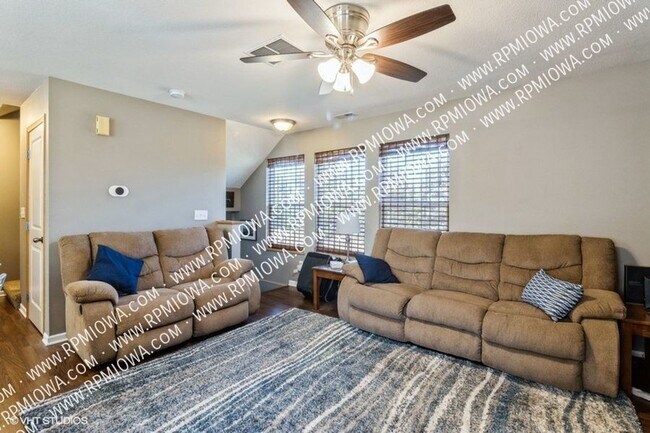 Building Photo - GREAT LOCATION!! 2 Bed, 2 Bath Townhome in...