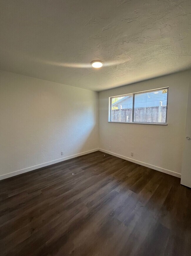 Foto del edificio - 2-Bedroom 1-Bathroom Duplex close in Sprin...