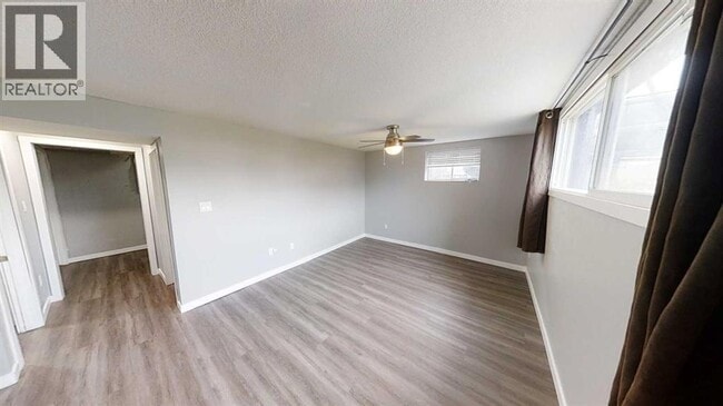 Photo du bâtiment - 9831-100A 100a Ave