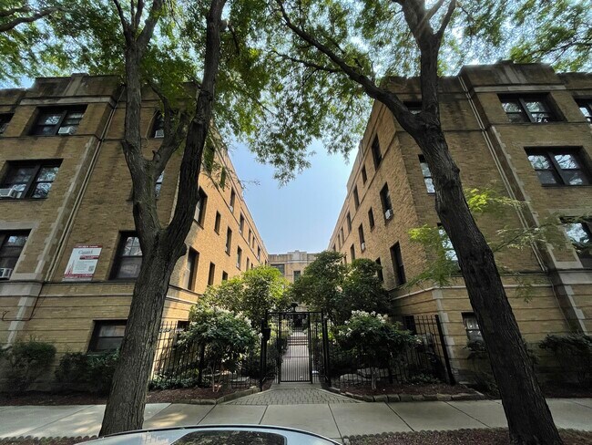 Building Photo - 937 W Oakdale Ave