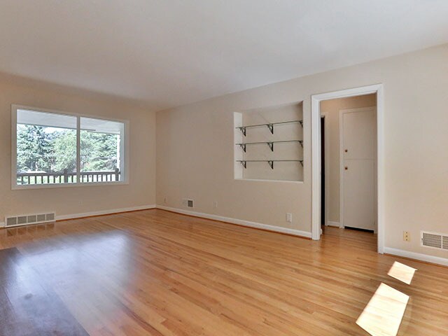 Foto del edificio - Spacious and Light Lake Oswego Home