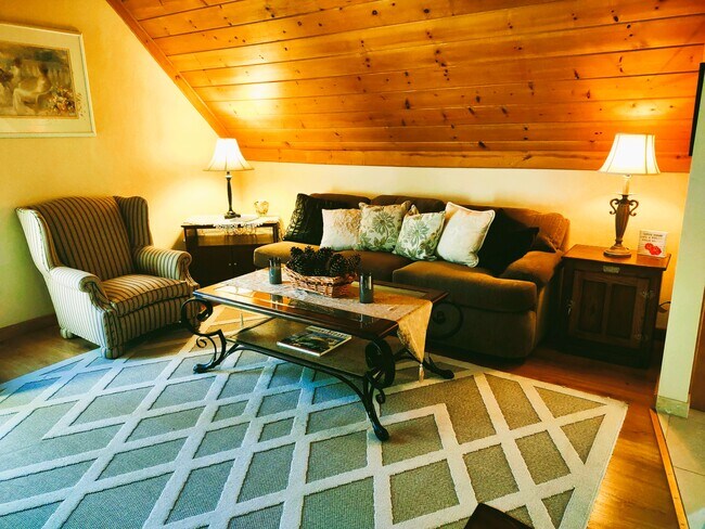 Sala de estar con sofá cama Queen - 59570 Devils Ladder Rd