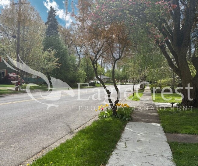 Building Photo - Spacious 3BR/2BA Home with Additional Living Space & Entertainer’s Backyard