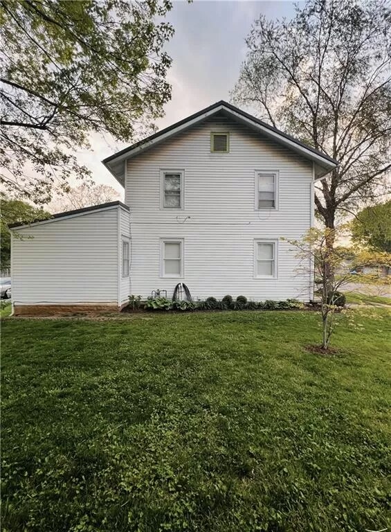 Foto del edificio - 1019 E 8th St