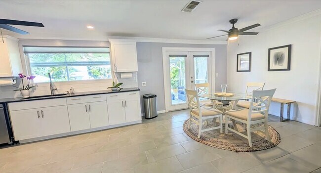 Foto del edificio - 18686 Van Nuys Cir