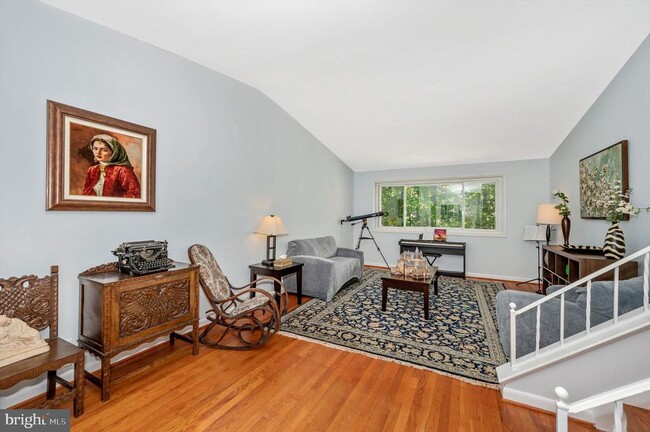 Foto del edificio - 8223 Tuckerman Ln