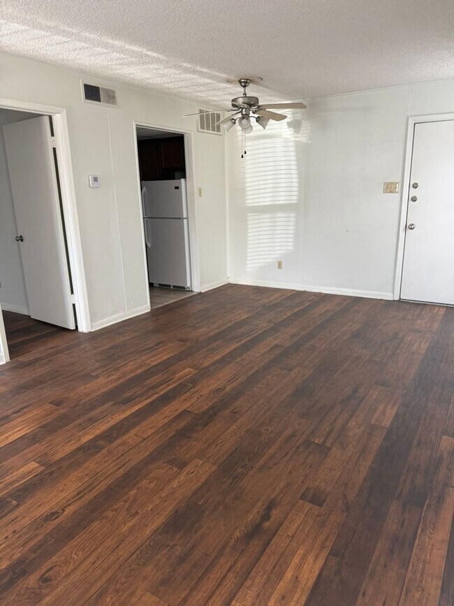 Foto del edificio - 2021 Austin Ave