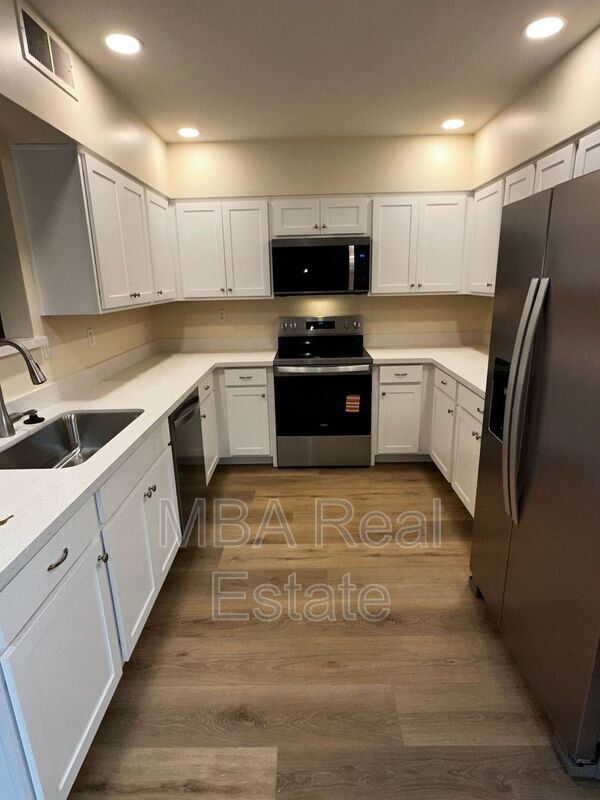 Building Photo - 660 W Erie St