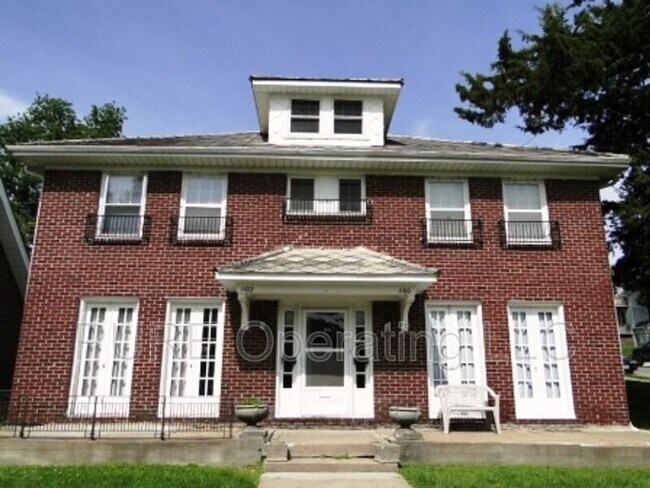Building Photo - 1100-1102 S 35 Av