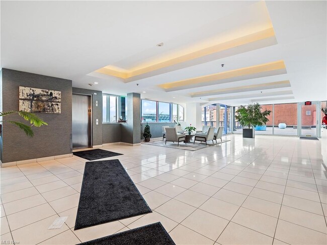 Lobby - 701 W Lakeside Ave