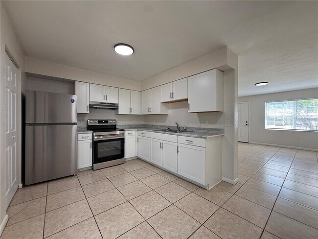 Foto del edificio - 6104 SW 12 Pl