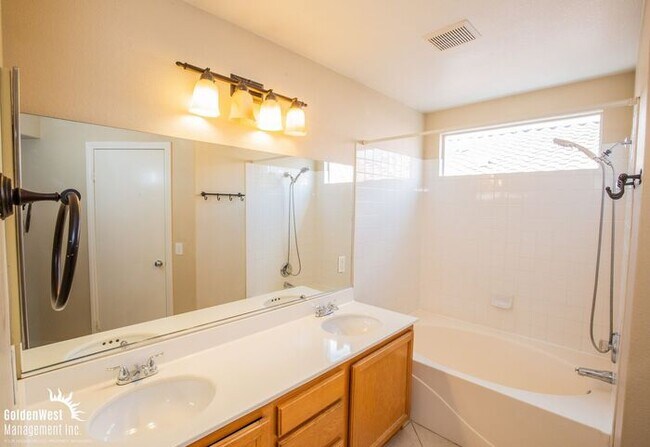 Building Photo - Lovely 3Bdm 2.5Ba Two-Story Home in the Heart of Summerlin!